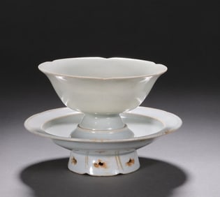 A Song Dynasty shadow celadon flower mouth holder