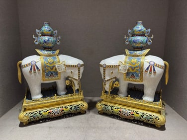 A piece of cloisonné enamel in the Qing Dynasty is peaceful