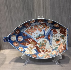 A piece of Imari-style color-painted leaf-shaped plate