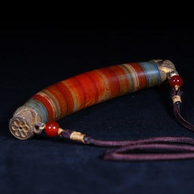 A silk agate horn dzi