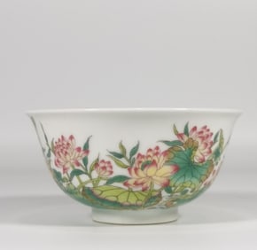 A small bowl of Qing Dynasty Yongzheng imperial enamel colored lotus flowers