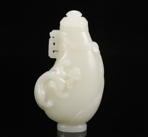 A Qing Dynasty Hetian jade dragon pattern lid bottle