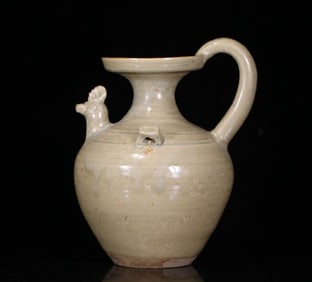 A piece of Eastern Jin Yue kiln celadon chicken head pot
