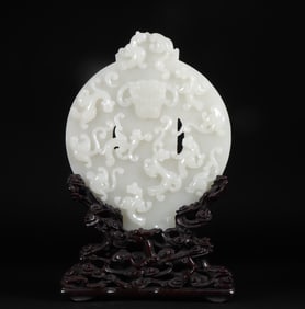 A Qing Dynasty Hetian jade dragon pattern jade