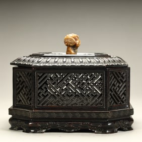 A Qing Dynasty rosewood hollow aromatherapy box with Shoushan stone sheep head button