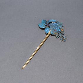 A Qing Dynasty silver-gilt emerald hairpin