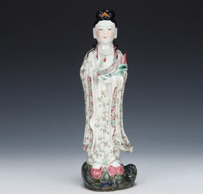 A late Qing porcelain Guanyin ornament