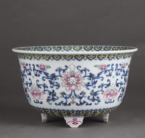 A Qing Dynasty Qianlong blue and white flower entwined lotus pattern flower pot