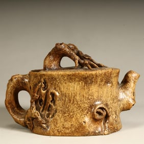 A piece of Qing Dynasty bamboo root carved stump-shaped pen holder