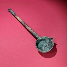 A Han Dynasty copper-inlaid jade spoon