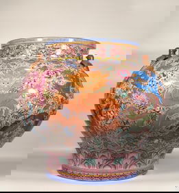 A piece of Qing Dynasty Qianlong enamel color hook anchovy grass Kowloon swallow irrigation