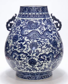 A blue and white entwined lotus dragon pattern deer head made in the Qianlong period of the Qing