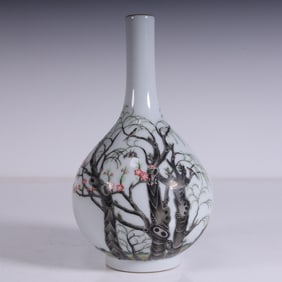 A Qing pastel flower and bird pattern gall bottle