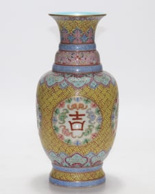 A vase with a pattern pattern made in the Guangxu period of the Qing Dynasty