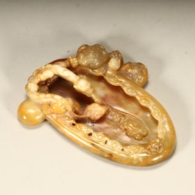 A Qing Dynasty fine Shoushan stone pen washing ornament