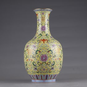 A Qianlong yellow pastel gold-painted entwined lotus vase in the Qing Dynasty