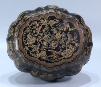 A Qianlong official lacquerware lacquered gold entwined flower pattern cover box