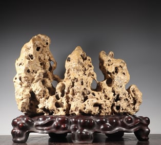 A Qing Dynasty study elegant Taihu Shishanzi ornament