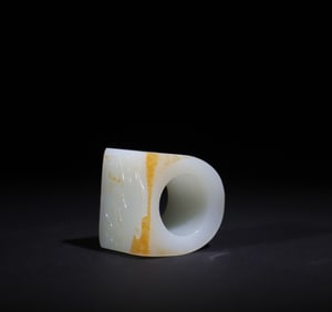 A piece of white jade finger all the way in the Qing Dynasty