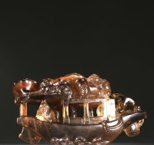 A ship-shaped ornament of Qing Dynasty crystal character stories