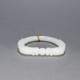 A Qing Dynasty Hetian jade two dragon bite bead bracelet