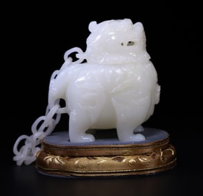 A piece of Hetian jade auspicious lion chain smoker