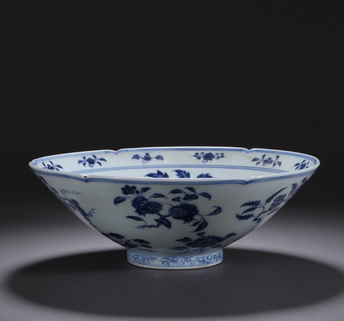 A blue and white folded branch flower and fruit pattern flower mouth bowl (1 of 11)