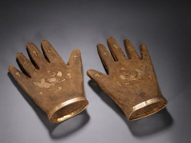 A pair of Tang Dynasty gold gloves