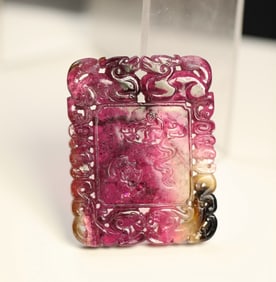 A Qing Dynasty tourmaline carving spirit monkey presents auspiciousness