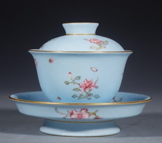 A Qing Dynasty Qianlong blue ground wearing miscellaneous flowers and three talents to cover the