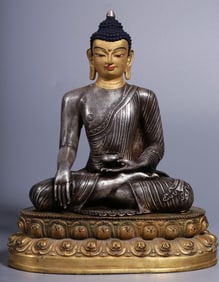 A seated statue of the Buddha of the Great Sun in the Qing Dynasty