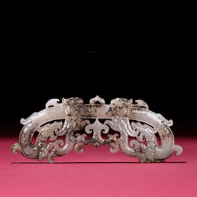 A Han Dynasty birth pit unclear agent dragon pendant