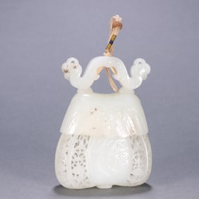 A Ming Dynasty Hetian jade dragon and phoenix pattern sachet