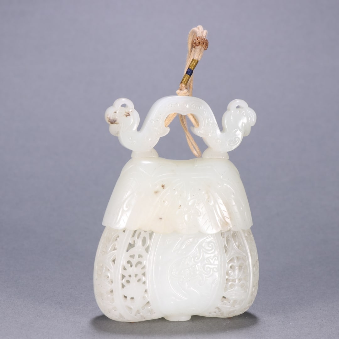 A Ming Dynasty Hetian jade dragon and phoenix pattern sachet: Ming Dynasty Hetian jade dragon and phoenix pattern sachet SIZE: H:9.2x6.9cm W:112.7g (The Dimensions Of All Batches Are Manually Measured.If You Need More Detailed Information, Please Contact Our Cus