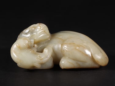 A Hetian jade mother auspicious beast ornament