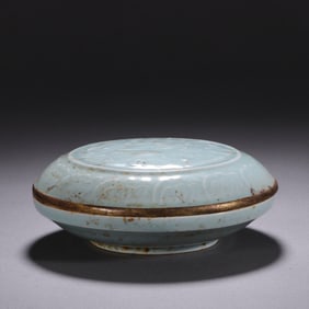 A shadow celadon carved lid box