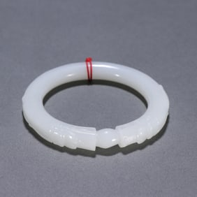 A Qing Dynasty Hetian jade two dragon bite bead bracelet