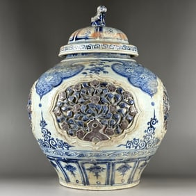 A Yuan Dynasty Yuan blue and white glaze red pinched flower dog head lid jar