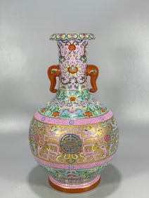 A pair of Qing Dynasty Qianlong pastel gold background pattern floral amphorae trunk vase