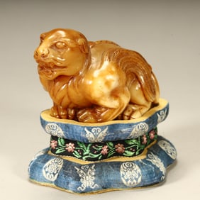 A Qing Dynasty boutique Shoushan stone beast ornament