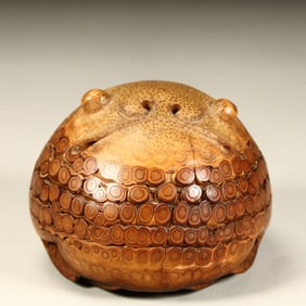 A Qing Dynasty bamboo root carving golden toad ornament