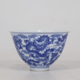 A blue and white Kowloon made in the Qing Dynasty Yongzheng year is piled up with dragon pattern