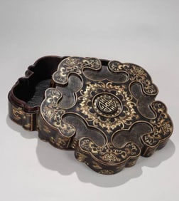 A Qing Dynasty wooden tire lacquer gold-painted ruyi pattern Wufu holding the longevity Shenbaotang