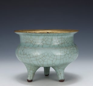 A three-legged incense burner in a Song official kiln