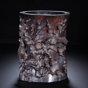 A Qing Dynasty rosewood relief is happy to be on the tip of the eyebrows