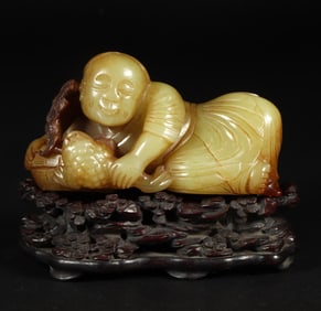 A Qing Dynasty Hetian jade topaz bangs play golden toad ornament