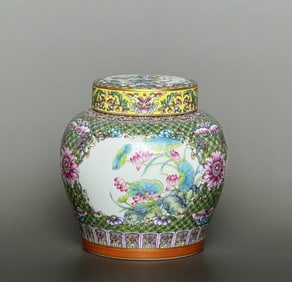 A Yongzheng year alum red gold with yellow ground pattern edge green space fighting scenery