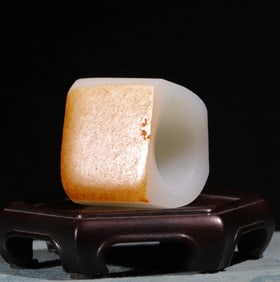 A Qing Dynasty gold-sprinkled leather finger