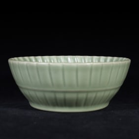A Qing Dynasty Longquan kiln sunflower petal-shaped bowl