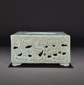 A piece of Qing Dynasty Qianlong celadon sandwich hollow lotus fish pattern wash